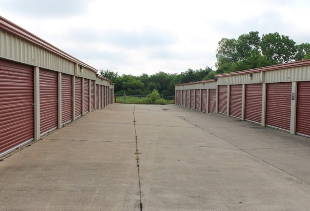 How to Choose Between Drive-Up and Hallway Storage Units